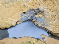 Bleierne Pfütze im bunten Seltún Solfatarenfeld